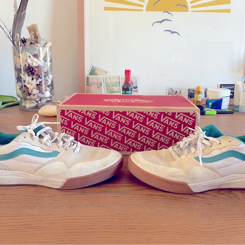 Vans Ltd edition color way ultrabounce low top vans.